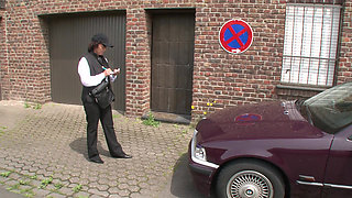 The lady of traffic control let him cum on her vagina