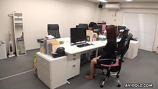 Japanese office sweetie Kimoko Tsuji does her best as she sucks cocks dry