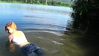 Squirt in a public place! Swimming in the lake with clothes