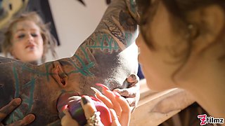 Anuskatzz squirts all over Eden Ivy