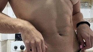 Urine fetish babe masturbates in her pee