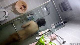 【シャワーを浴びて飲み物を飲む】容姿も気