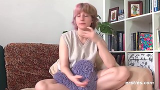 Ersties -Sunny S hat heißen Spaß mit ihrem Anal-Dildo