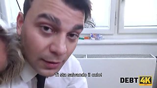 Debt4k. beauty in abito da sposa bianco soddisfa straniero per $ 5000