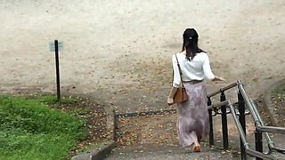 手マンとクンニで人妻は艶やかさを増してしっとり濡れていく
