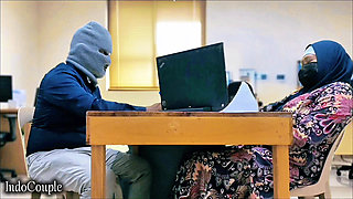 Istri muslim berhijab selingkuh sama teman kantornya. Sekretaris selingkuh lagi asik muasin memeknya pakai vibrator favoritnya p