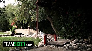 Nineteen yr old teenie asks a stranger for creampie