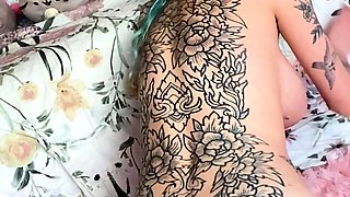 Masturbating loving babe solo toy plays with enthusiasm