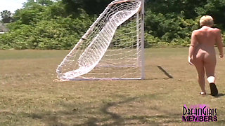 She gets naked and fingers her pussy at a park