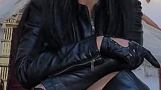 Amateur Latina Milf Masturbates on Cam