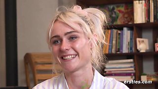 Ersties - Hally tobt sich beim Malen aus