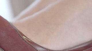 Mature Blonde MILF Soaks Her Feet in Piss