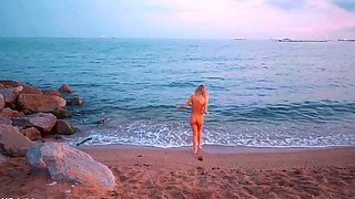 Catia Nude in Public
