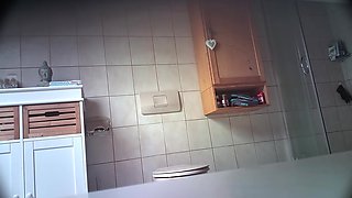 girlfriend Lilly piss and shower