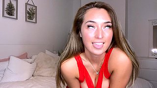 Amateur blonde babe masturbates on cam
