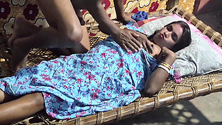 Bahu rani meksi pahon ke so rahi thi,sasur ne khatiya por jor jor chud ke bahu ki pani nikal diya