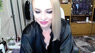 Cumshot amateur MILF suck and jerks dude in the bedroom