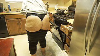 1 Big Booty Anal Queen Clean Ktichen