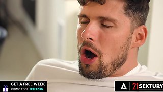 Beautiful Geisha Kyd cums worshiping her feet