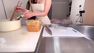 キッチンて料理している美人女子大生を犯す A Beautiful College Girl Cooking In The Kitchen