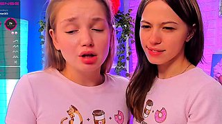 Small tit babe fingers her tight pussy on cam