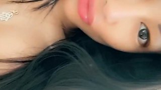 Pretty and Sexy Webcam Babe Finger Fucks Solo
