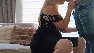 This woman loves to suck