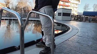 un tip ma ejagulat sperma pe balustrada cun vibrator