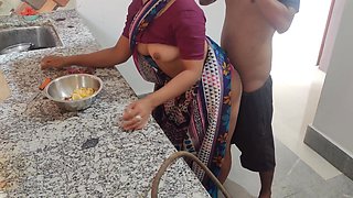 Indian Aunty Ko Kitchen Pe Husband Ne Pelke Chuda, Indian Big Boobs Bhabhi Sex Affairs in Kitchen, Indian Bhabhi Ki Chudai