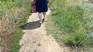 A fat woman walks through the park shows her ass and masturbates