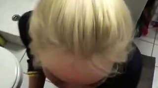 Deutscher blonder Amateur gibt Deepthroat-Blowjob