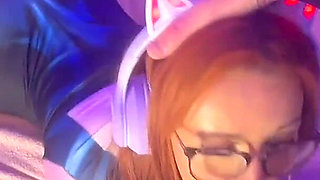 Hot Gamer Girlfriend Interrupts Game to Blow BF Till Facial