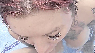 Swimmingpool Blowjob