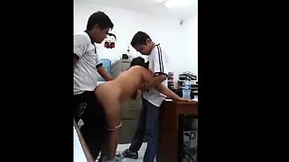 Esposa Latina Comendo no Trabalho Enquanto Marido V