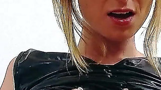 Sexy skinny MILF secretary Daryl uses lunch break for masturbation