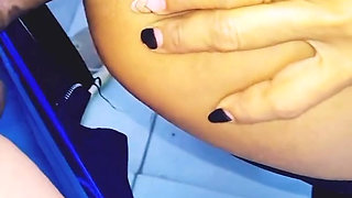 Mature woman know how to give the ass without frills, she opens it all.