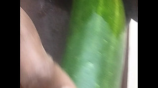 Bhabhi ne apne chut me aaj khira dali hai bahut achhi lagi