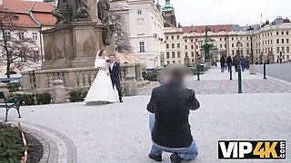 Vip4k. beauté en bathrobe de mariée suce une bite d'étrangers et se fait baiser