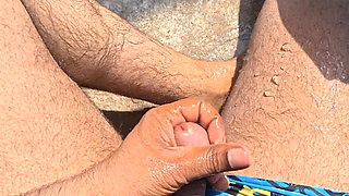 Bhabhi ko field mai kapde dhote samay mud marwai