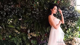 Sexy beautiful ass brunette babe outdoor solo