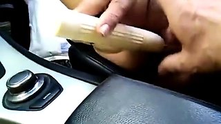 Mature franaise baise en voiture avec un gros clitoris