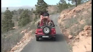 Sex on the road for mature sluts sucling the cock to some drivers