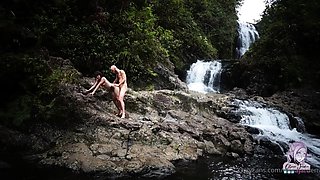 Amateur Babe Experiences Her First Hardcore XXX Show