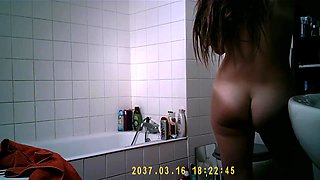 Big ass Aylie cums in bath