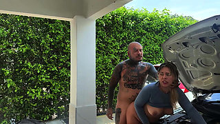 Colombian Woman Cheats on Her Husband with the Mechanic Just Before Leaving for the Gym