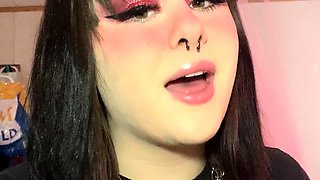 Brunette Amateur MILF Masturbates